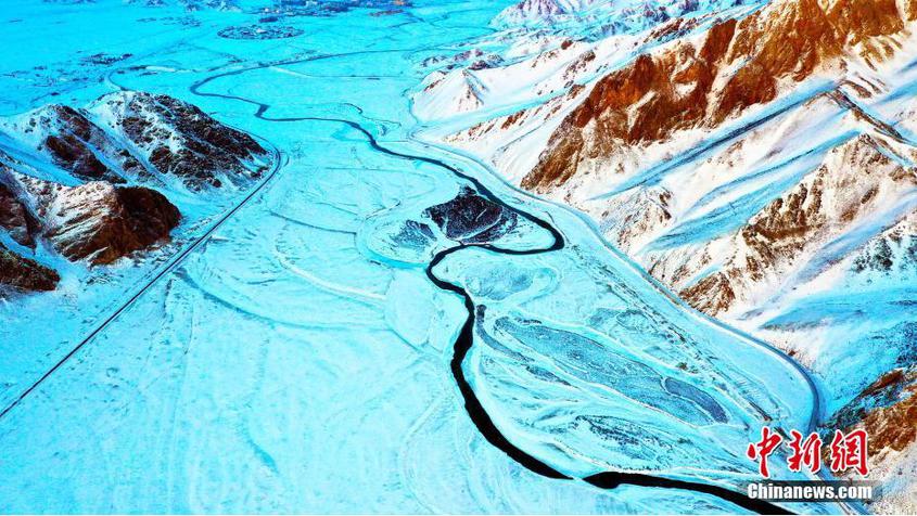 在冬季新疆和静县巴音布克草原河流如蓝色丝带。 斯·才层 摄