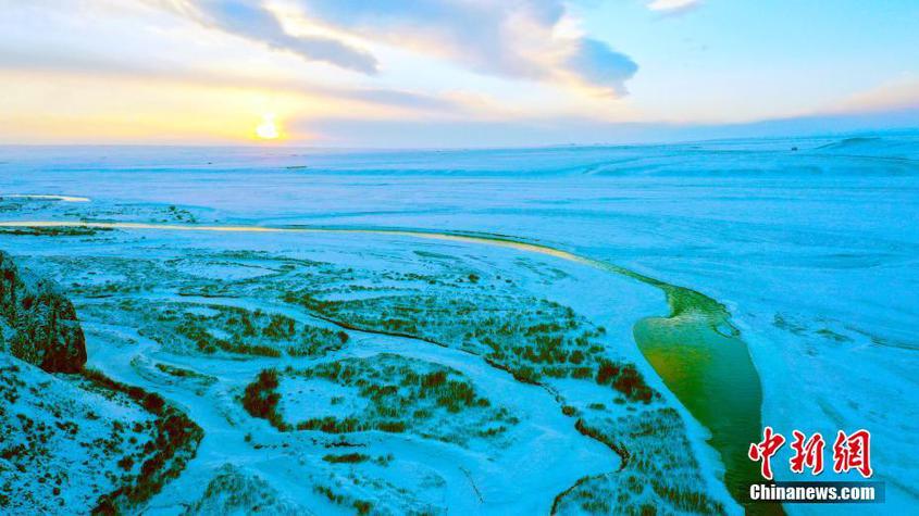 冬日的新疆和静县巴音布鲁克草原，冰雪覆盖。 斯·才层 摄