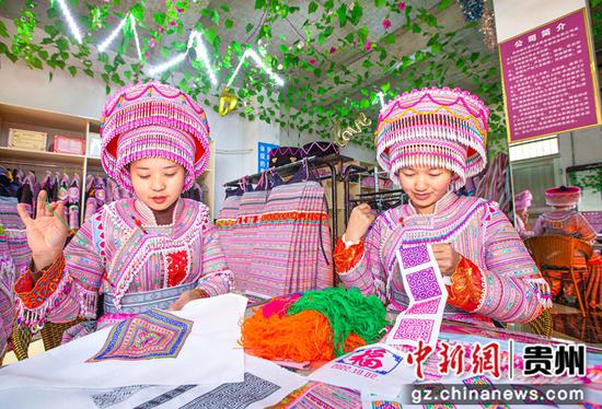 2022年12月14日，贵州省黔西市红林彝族苗族乡鱼塘村一家苗族服饰加工车间，村民忙着赶制苗族服饰。
