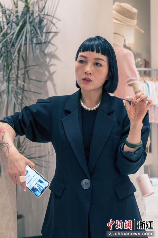 “不断创新探索，做出品质衣装。”——董蓉，35岁，音符服装店老板。 徐睿佳（通讯员） 摄