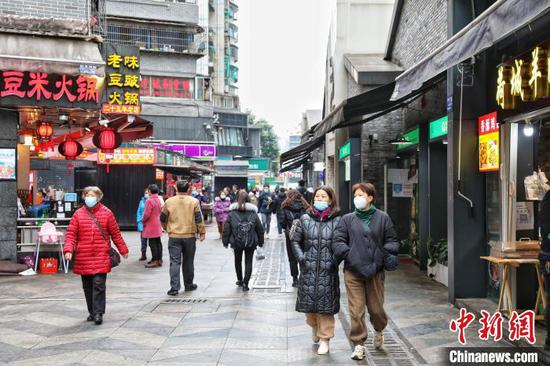 12月6日，市民在贵阳市南横街闲逛。　瞿宏伦 摄