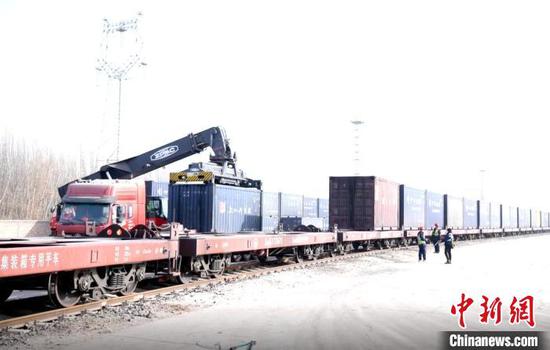 13日上午，新疆和若铁路和田站，和田货场工作人员正将吊运煤炭集装箱。　阿不力米提·阿布都拉 摄