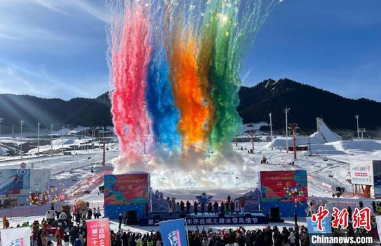 第二十届乌鲁木齐丝绸之路冰雪风情节在天山脚下的丝绸之路国际滑雪场开幕。　潘琦　摄