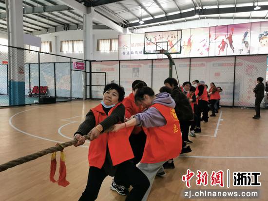 村民在文化礼堂内开展体育活动。黄方成 供图