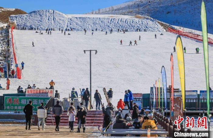 新疆新源县那拉提国际滑雪场开门迎客