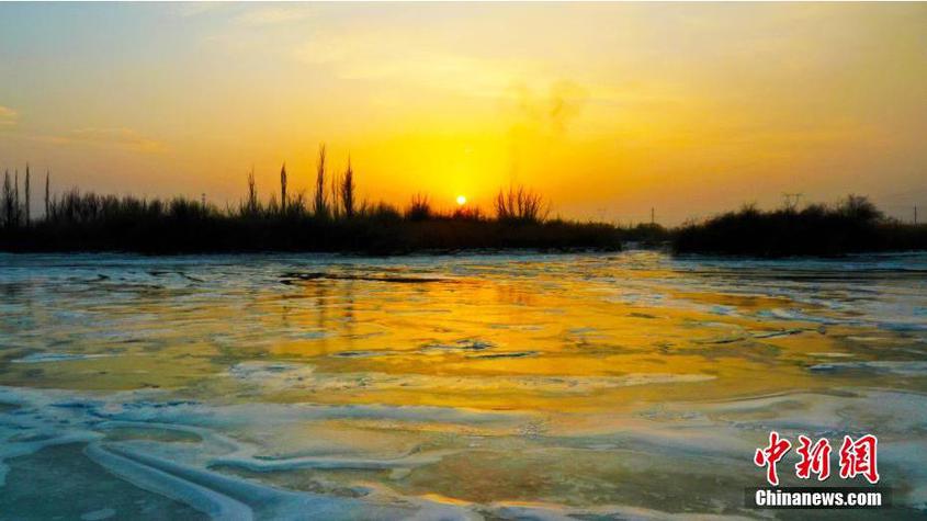 鸟瞰新疆巴州和静县境内开都河大面积封冻。 斯·才层 摄
