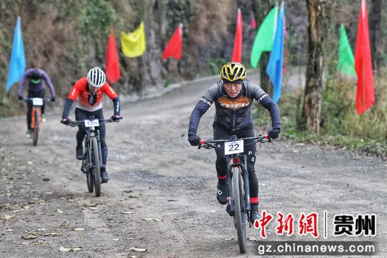 2022“激情贵州”晴隆二十四道拐汽车摩托车自行车爬坡赛开赛