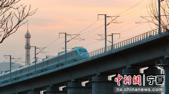 银兰高铁中兰段（宁夏段）运行试验启动。中国铁路兰州局集团有限公司 供图