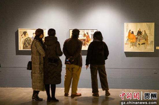 游客参观“来去自油”潘闻丞油画作品公益展。