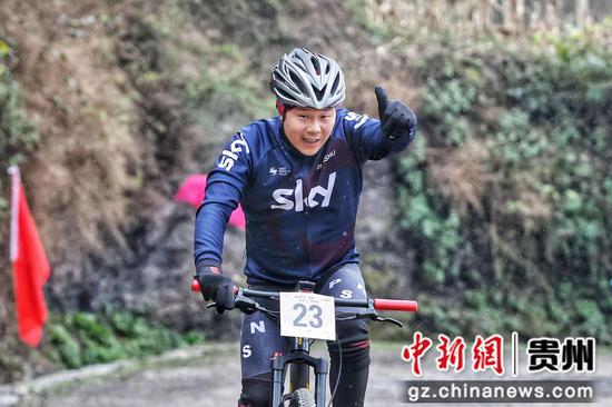 2022“激情贵州”晴隆二十四道拐汽车摩托车自行车爬坡赛开赛
