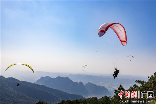 图为比赛现场。广西大明山滑翔伞基地供图