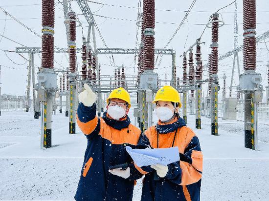 12月14日，国网塔城供电公司组织人员全面排查变电站隐患，确保迎峰度冬期间供电可靠。（郭佩 摄）