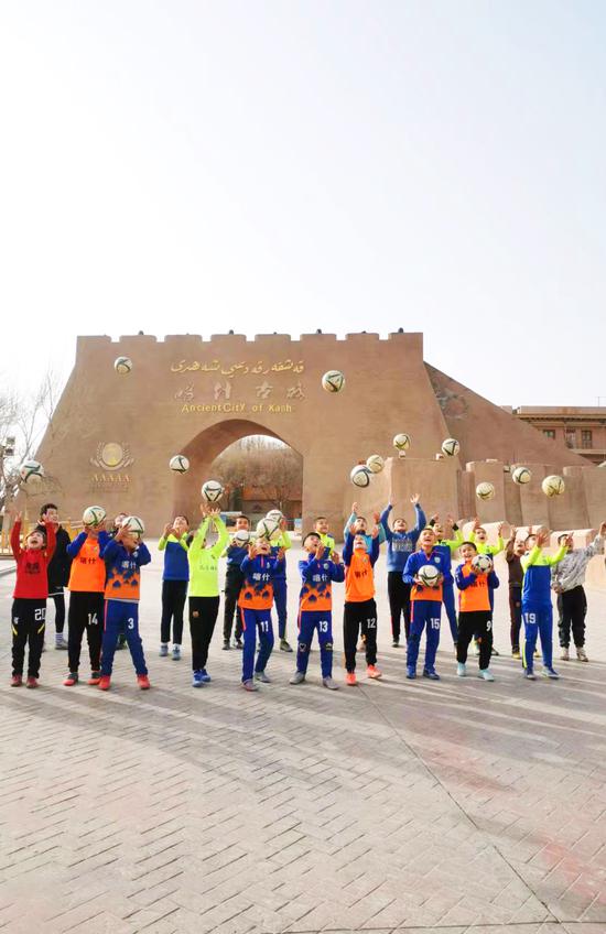 喀什市足球健儿为世界杯加油。
