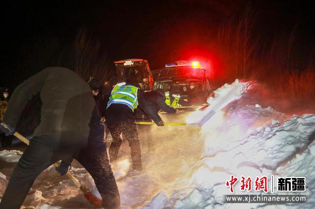 新疆塔城风雪寒夜中上百名群众被困 移民警察紧急救援