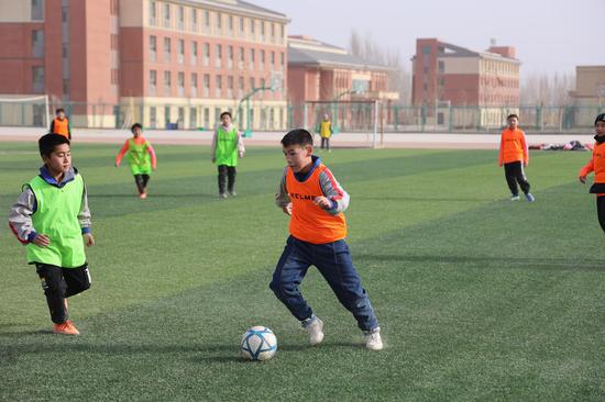 疏勒县足球健儿开展比赛为世界杯加油。