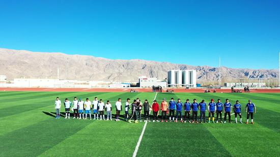 塔什库尔干县足球健儿为世界杯加油。