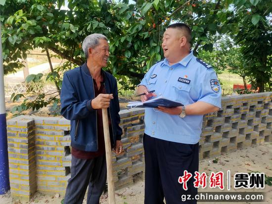 资料图：民警杨天江与村民交谈。警方供图