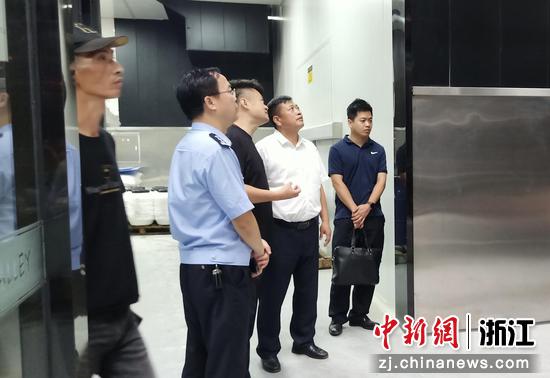 常山县副县长、公安局长胡伟民（右二）走访了解企业情况。杨启锋 供图