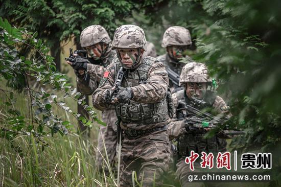 武警贵州总队机动支队特战队员开展山林地捕歼战斗演练