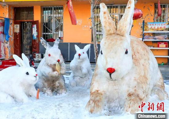 阿不都克因·阿不都哈德尔还准备在这些雪雕兔子旁制作一个雪雕老鹰，让雪雕作品更有故事性。　杨俊钦 摄