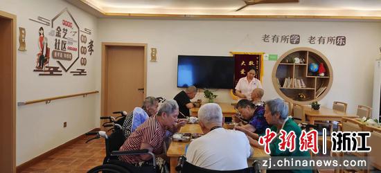 老人们在居家养老服务中心就餐。 金华市民政局 供图