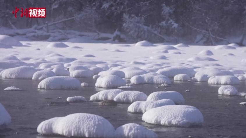 新疆喀納斯湖水面現“雪蘑菇”奇景