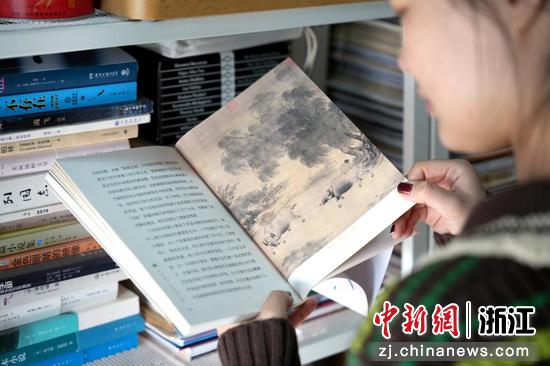 孩子在阅读《写给孩子的宋韵百讲》。 杭州市社科联（院）供图