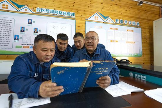 张国华（左一）学习哈萨克族语言。（明庭俊杰 摄）
