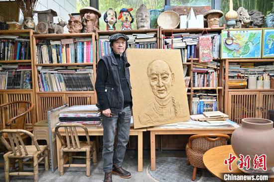 图为贵州纸浆雕塑家方聪与他的纸浆雕塑作品。　唐哲　摄