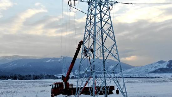 11月15日，110千伏吉克普林线路及配套变电站进行送电前试送电测试及设备调验。（明庭俊杰 摄）
