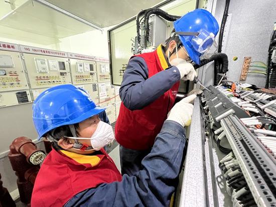 11月13日，禾木110千伏吉克普林变电站及线路即将运行送电，工作人员正在对线路和设备进行送电前最后调试及检查。（明庭俊杰 摄）