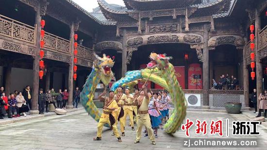 石泉村文化礼堂鸳鸯龙表演。 长兴宣传部 供图
