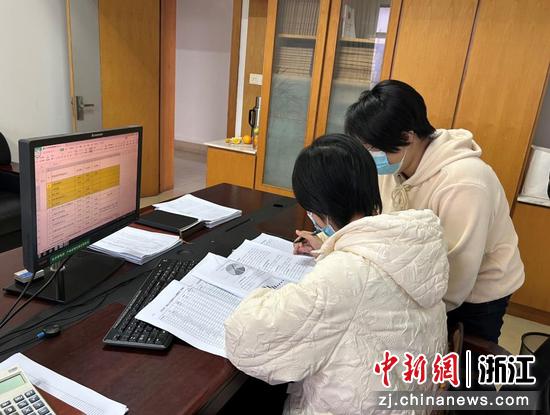 浦江县财政局工作人员核对2023年部门预算编制项目。 金燚涛 摄