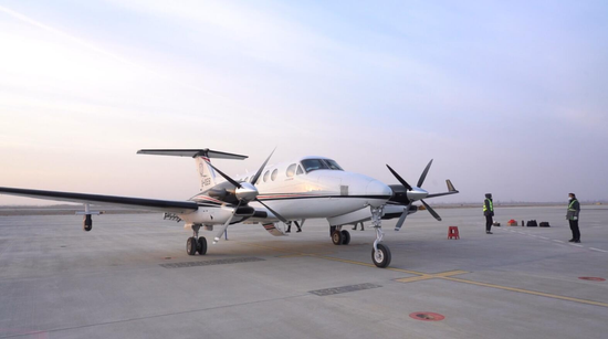 新疆首架国家级人影托管飞机在库车正式交付使用