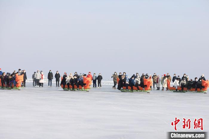龍舟遇上冰 新疆博湖上演冬日速度與激情