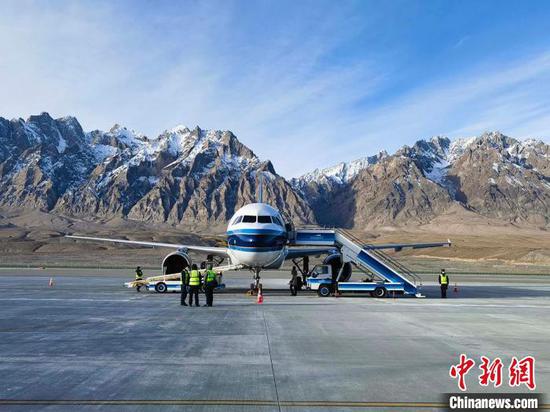 23日，新疆首个高高原机场——塔什库尔干红其拉甫机场正式通航运营。　车捷　摄