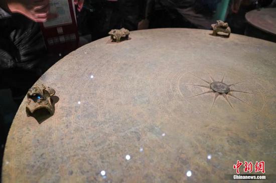 铜鼓上的青蛙造型。王以照 摄