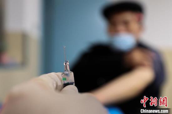 12月23日，遵义市新蒲新区康华医院疫苗接种点内，医护人员在做疫苗接种准备。　瞿宏伦 摄