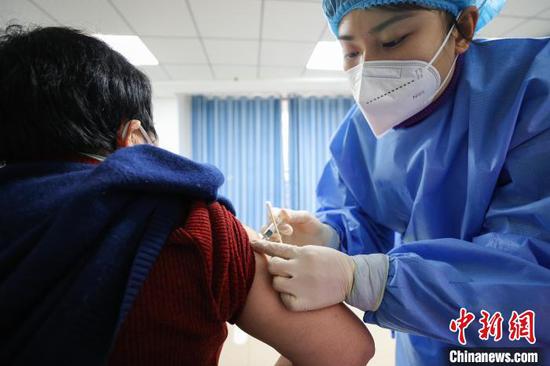12月23日，遵义市新蒲新区康华医院疫苗接种点内，医护人员在为市民进行第二剂次加强免疫接种。　瞿宏伦 摄