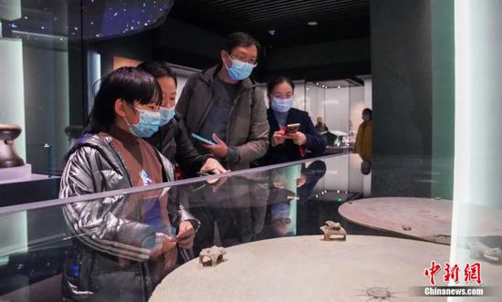 观众在参观广西壮族自治区的铜鼓展品。钟欣 摄