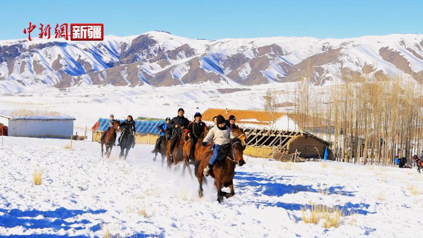新疆特克斯县：冰雪旅游季 赛马刁羊激情上演