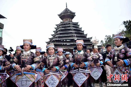 在贵州省榕江县兴华乡摆贝苗寨，人们在鼓藏节活动上跳芦笙舞。　王炳真 摄