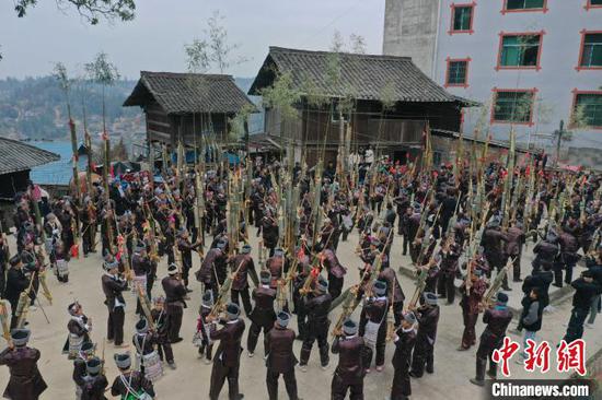 贵州省从江县丙妹镇大塘村苗族同胞在吹奏芦笙。　吴德军 摄