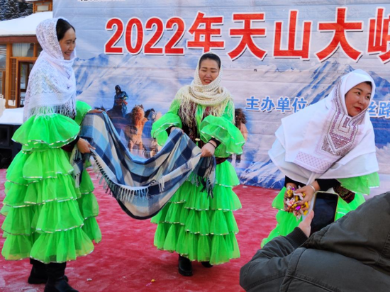 新疆哈萨克族民众在天山大峡谷景区庆祝“冬宰节”