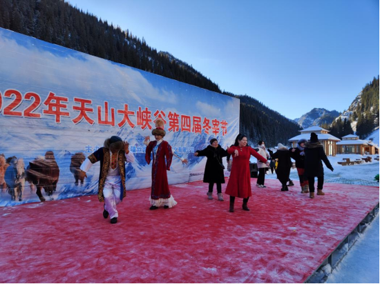 新疆哈萨克族民众在天山大峡谷景区庆祝“冬宰节”