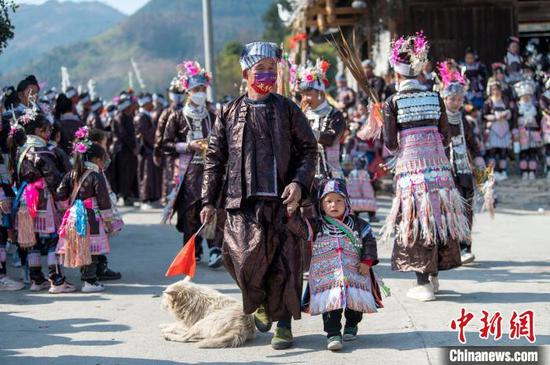 在贵州省从江县谷坪乡山岗苗寨，苗族同胞在芦笙节活动上。　吴德军 摄