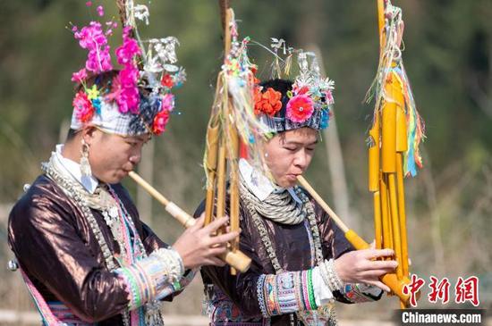 在贵州省从江县谷坪乡山岗苗寨，苗族同胞在吹芦笙。　吴德军 摄
