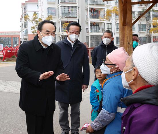 徐麟在惠水县新民社区与搬迁群众亲切交谈。 林民 摄