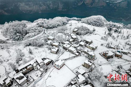 图为贵州省黔西市新仁苗族乡化屋村雪景。　史开心 摄