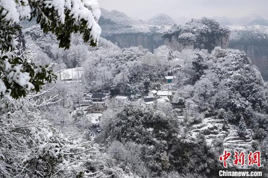 图为贵州省黔西市新仁苗族乡化屋村雪景。　史开心 摄